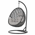 Chaise suspendue en métal et résine tressée avec coussins gris